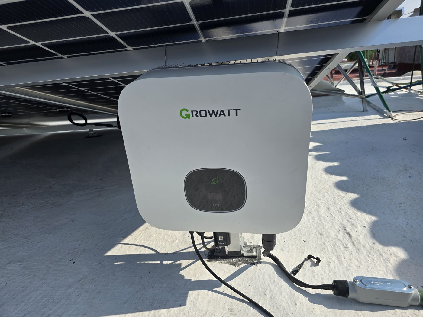 Inversor Growatt montado y cableado en una azotea