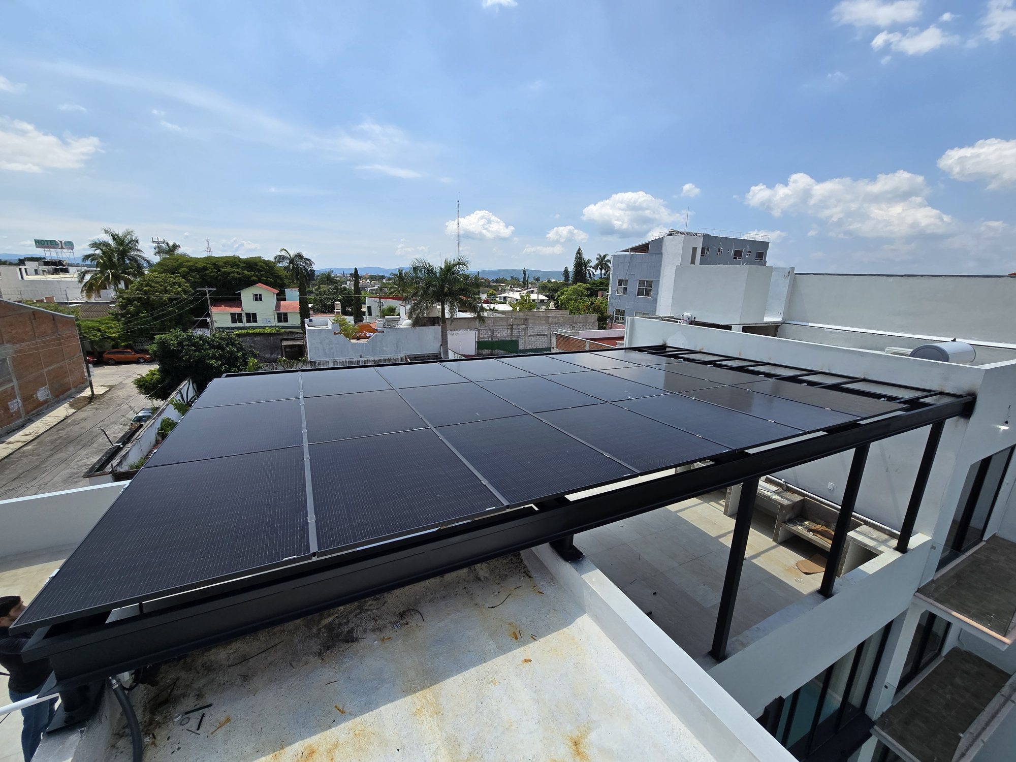 Sistema de paneles solares sobre estructura de acero en una casa de Cuautla